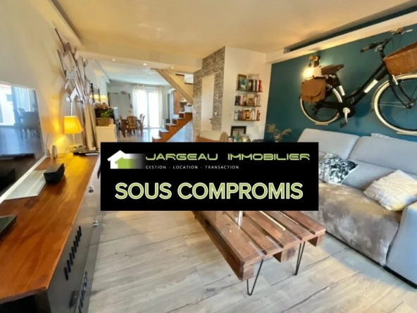 Appartement triplex 2 chambres avec balcon à Saint-Denis-de-l'Hôtel