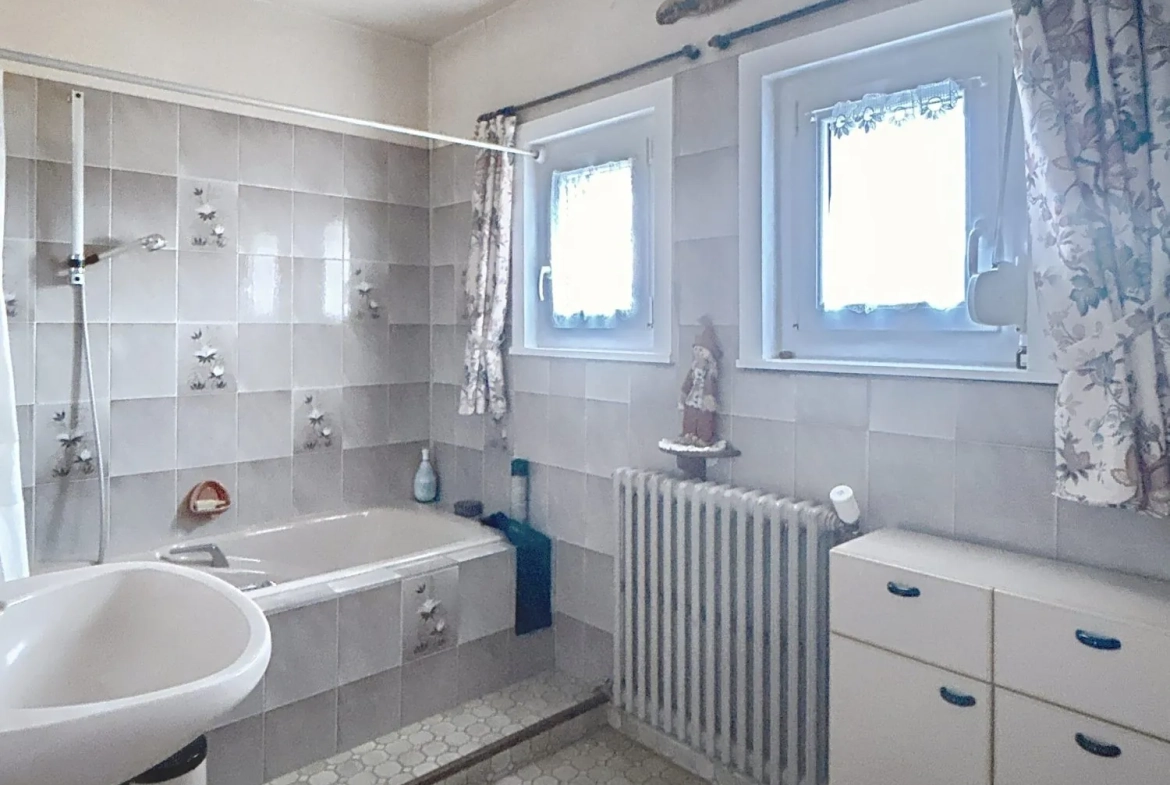 Maison semi-individuelle à Valenciennes avec jardin, 3 chambres, idéal premier achat ou investissement 