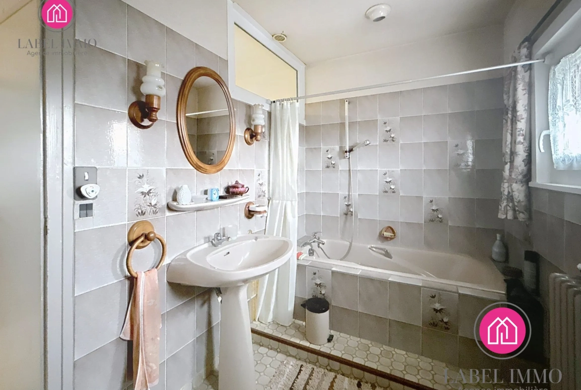 Maison semi-individuelle à Valenciennes avec jardin, 3 chambres, idéal premier achat ou investissement 