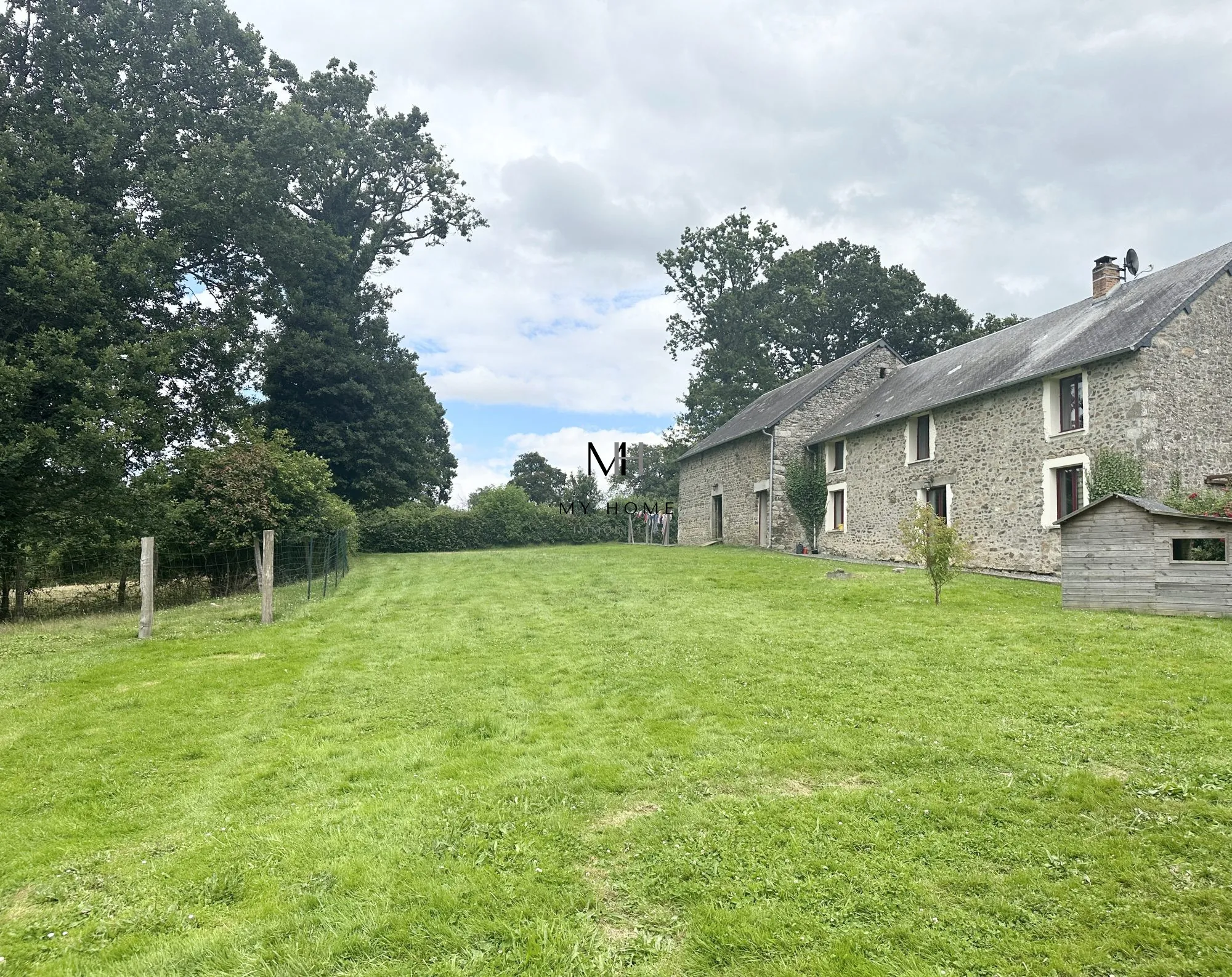 Longère charmante à Pré-en-Pail avec terrain de 3780 m² et panneaux photovoltaïques 