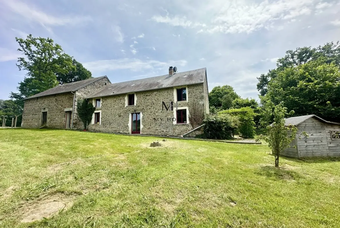 Longère décorée avec goût à Pré-en-Pail – 5 chambres, grand terrain, énergétiquement performante 