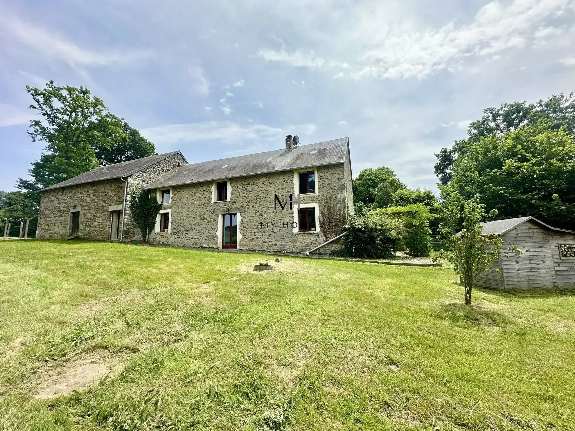 Longère décorée avec goût à Pré-en-Pail – 5 chambres, grand terrain, énergétiquement performante 