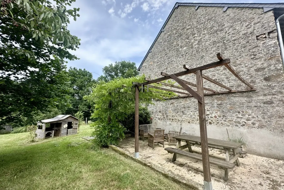 Longère décorée avec goût à Pré-en-Pail – 5 chambres, grand terrain, énergétiquement performante 