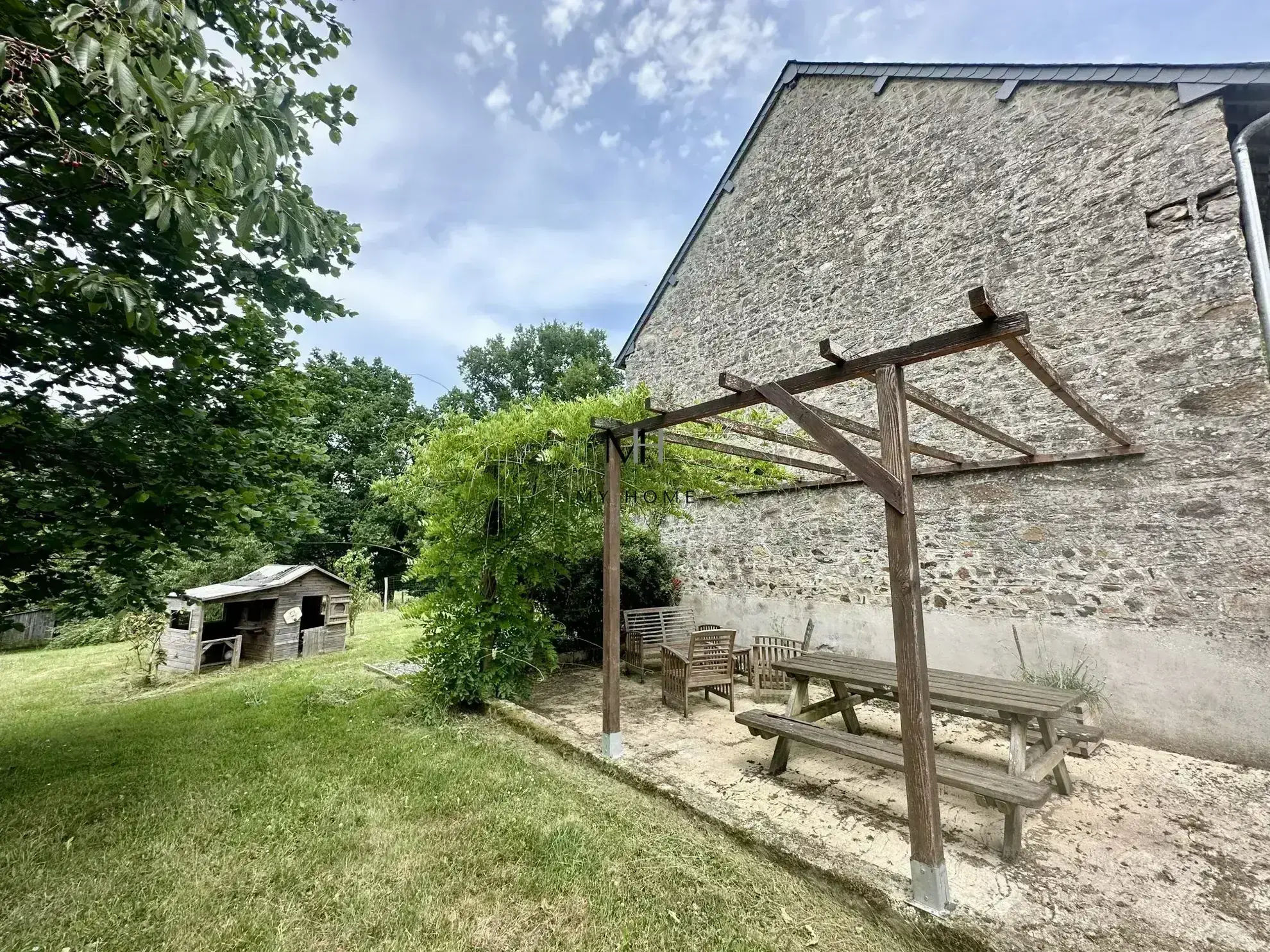 Longère décorée avec goût à Pré-en-Pail – 5 chambres, grand terrain, énergétiquement performante 