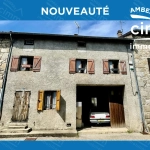 Charmante maison de ville à Saint-Anthème à vendre avec garage et potentiel de rénovation