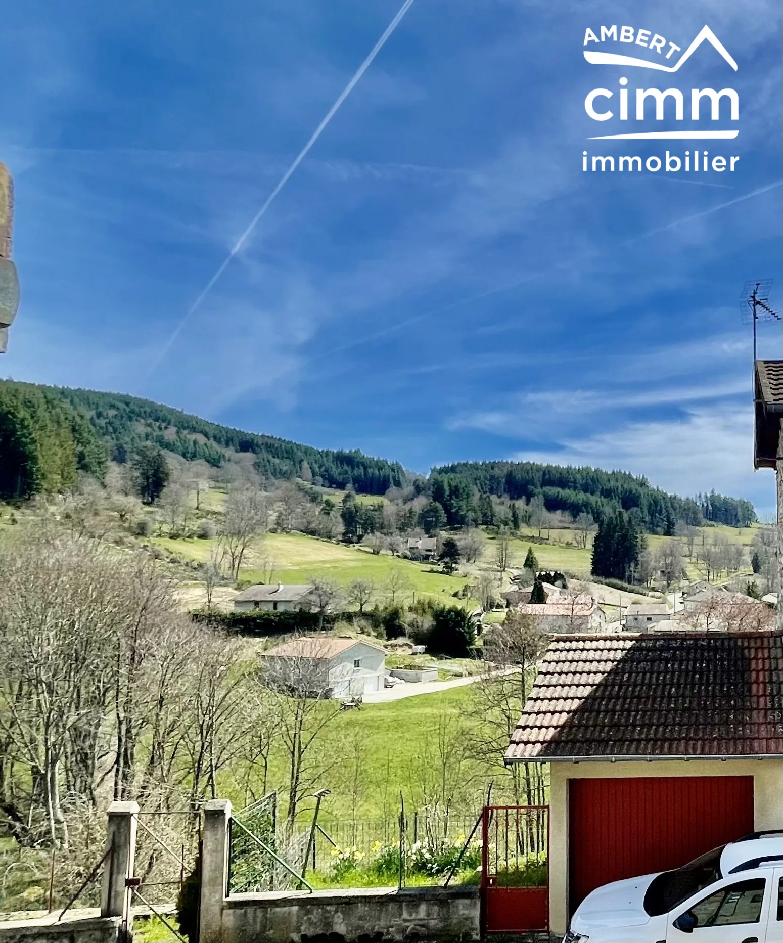 Charmante maison de ville à Saint-Anthème à vendre avec garage et potentiel de rénovation 