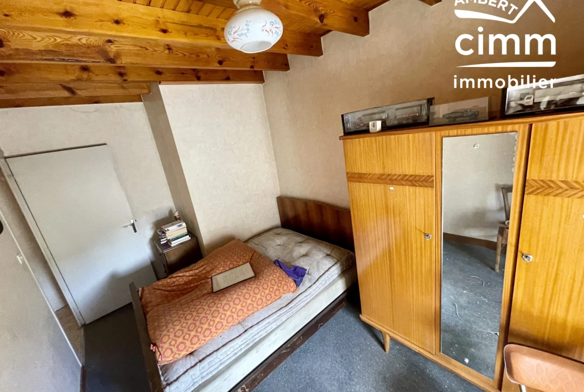 Charmante maison de ville à Saint-Anthème à vendre avec garage et potentiel de rénovation 