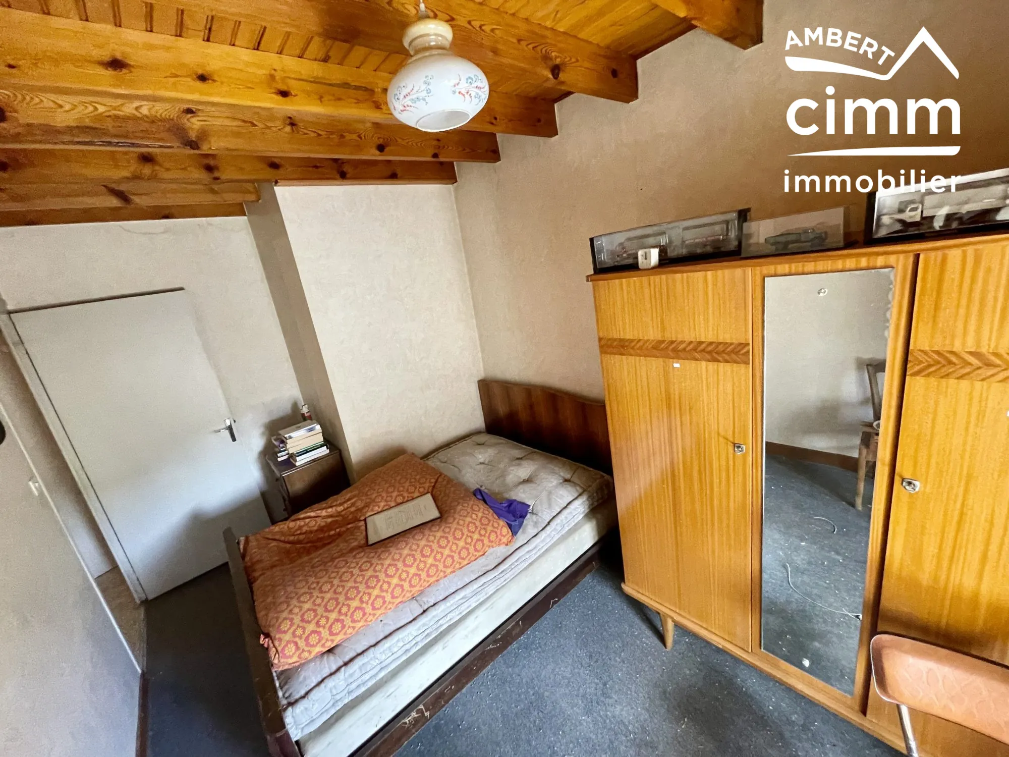 Charmante maison de ville à Saint-Anthème à vendre avec garage et potentiel de rénovation 