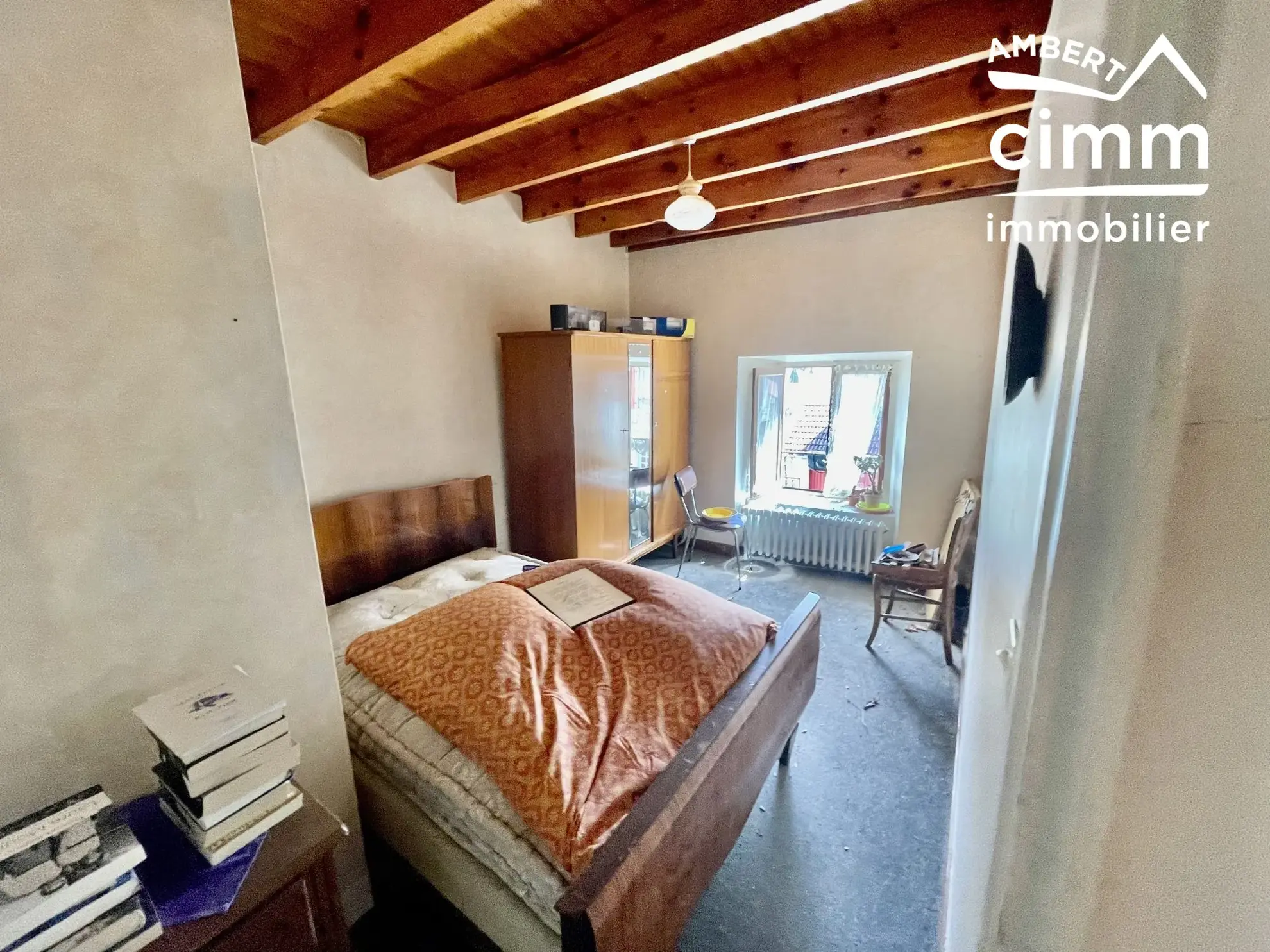 Charmante maison de ville à Saint-Anthème à vendre avec garage et potentiel de rénovation 