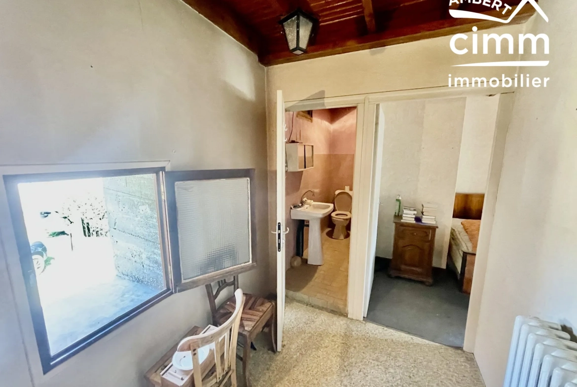 Charmante maison de ville à Saint-Anthème à vendre avec garage et potentiel de rénovation 
