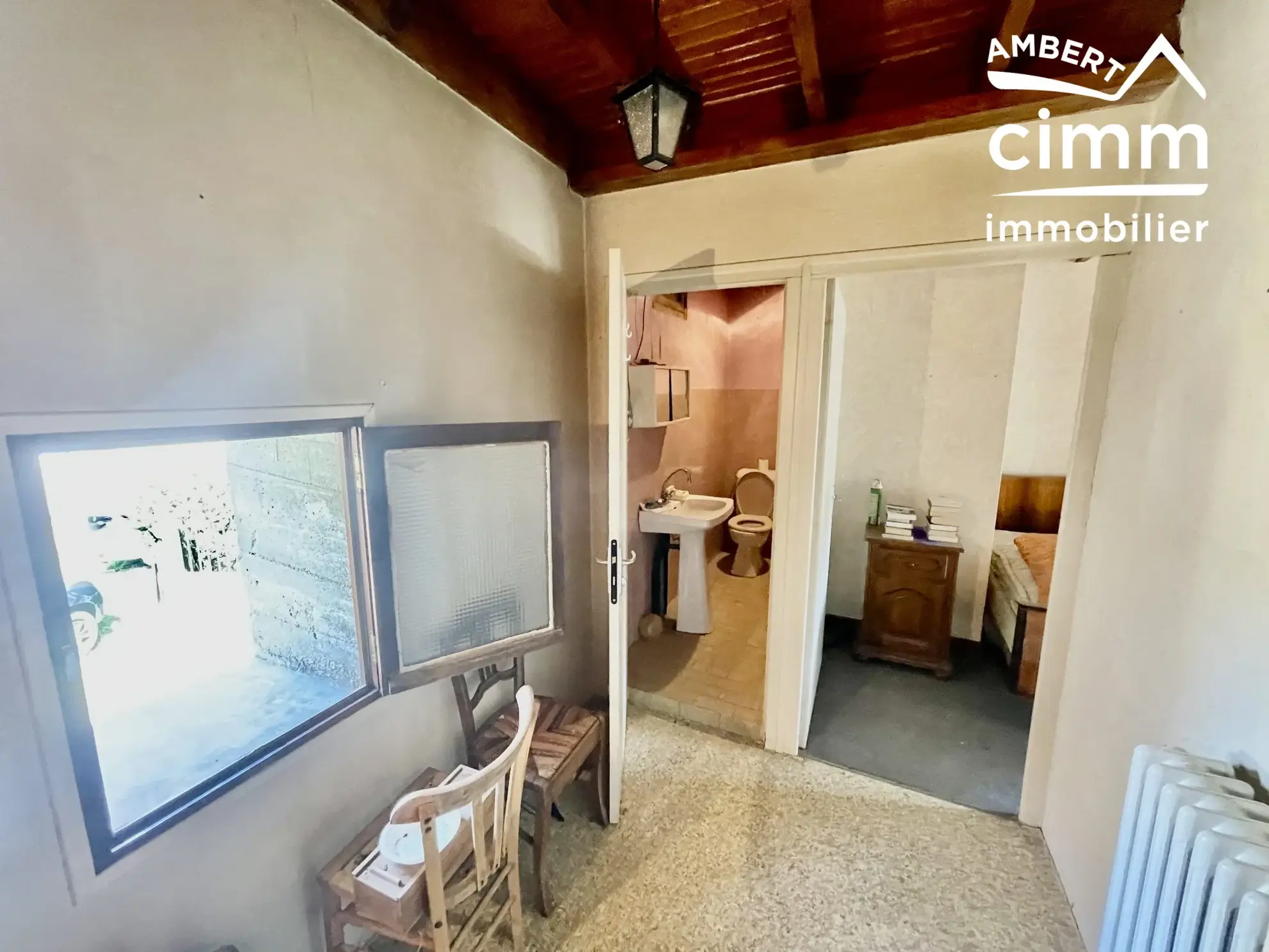 Charmante maison de ville à Saint-Anthème à vendre avec garage et potentiel de rénovation 