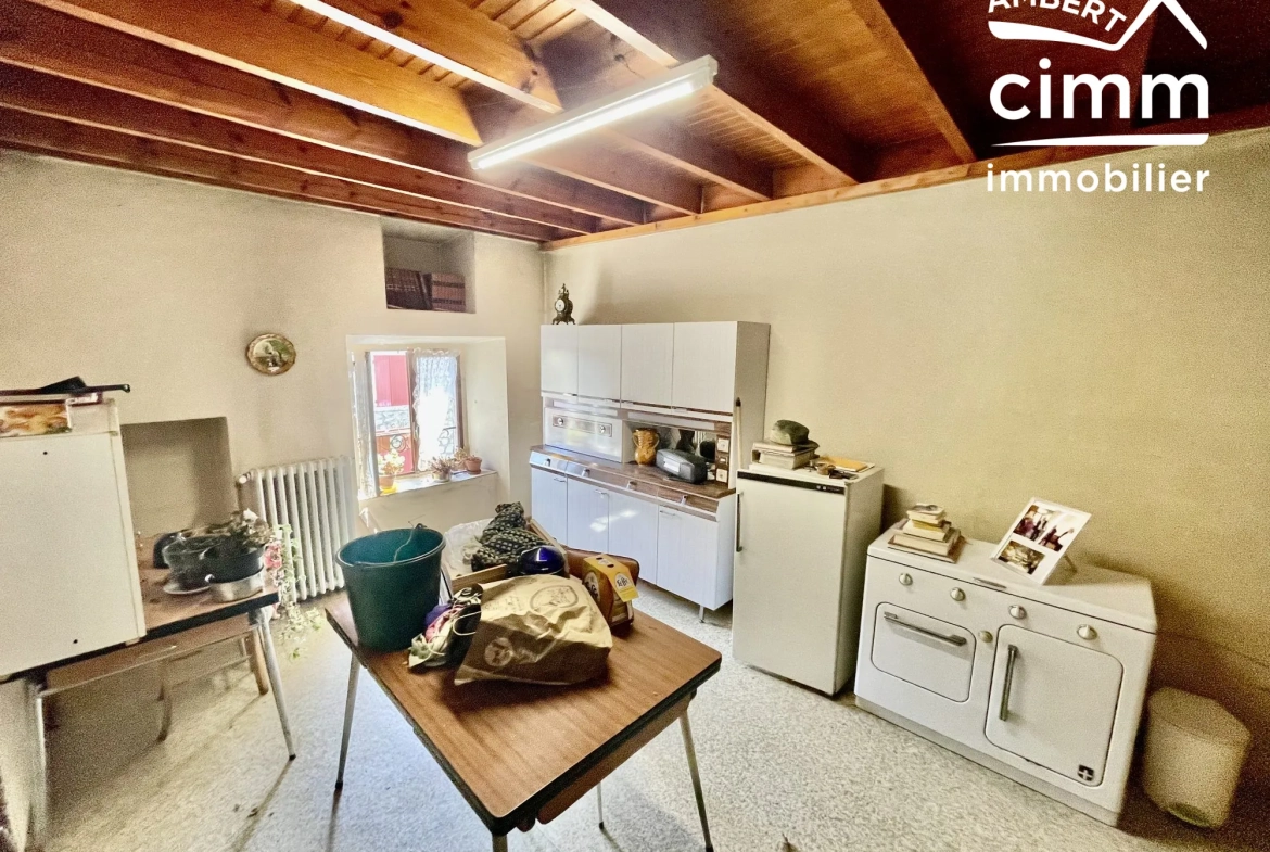 Charmante maison de ville à Saint-Anthème à vendre avec garage et potentiel de rénovation 