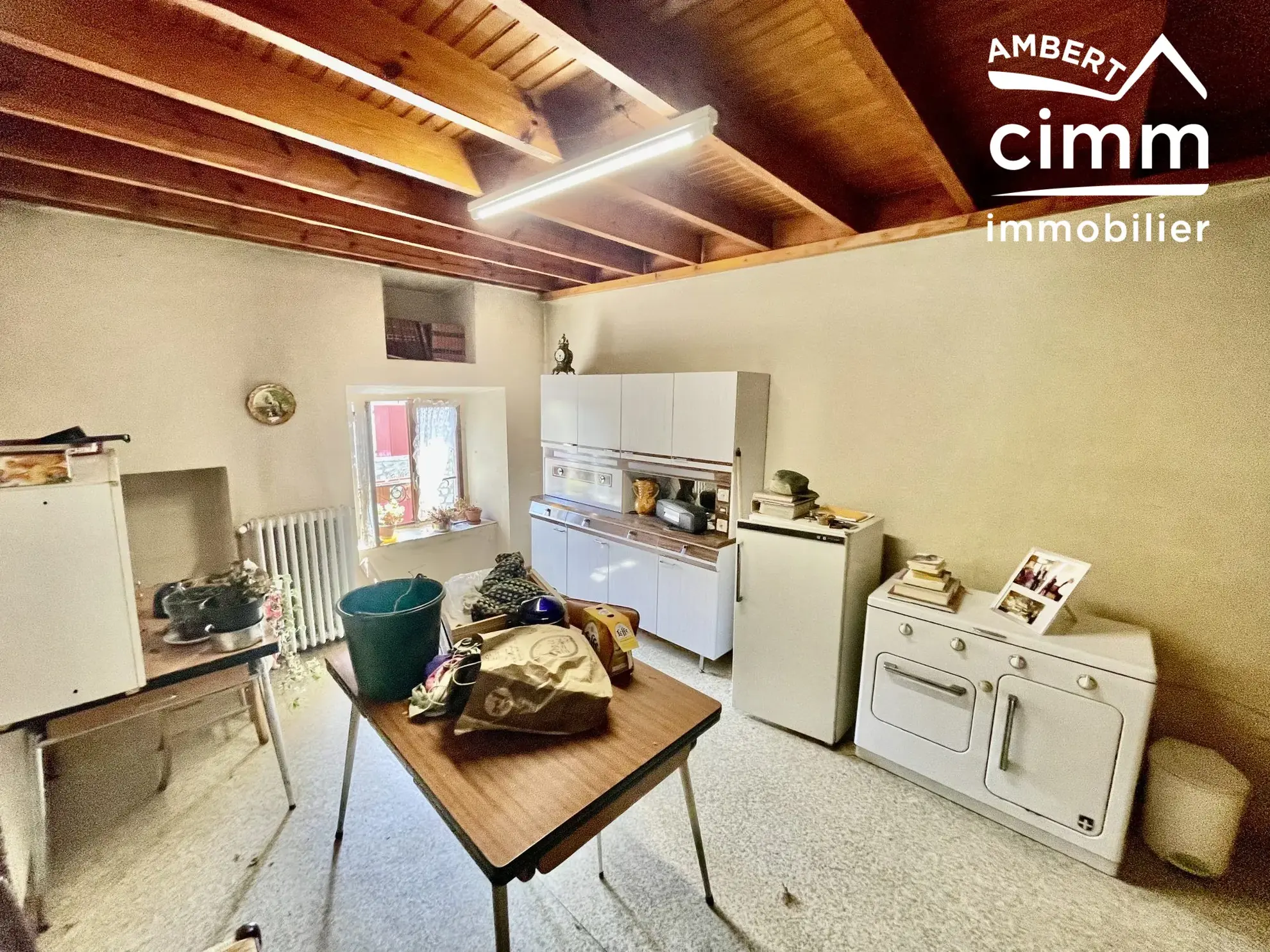 Charmante maison de ville à Saint-Anthème à vendre avec garage et potentiel de rénovation 