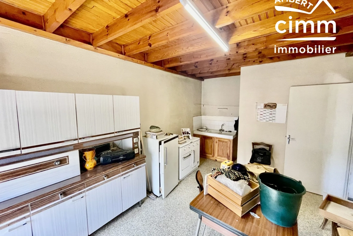 Charmante maison de ville à Saint-Anthème à vendre avec garage et potentiel de rénovation 