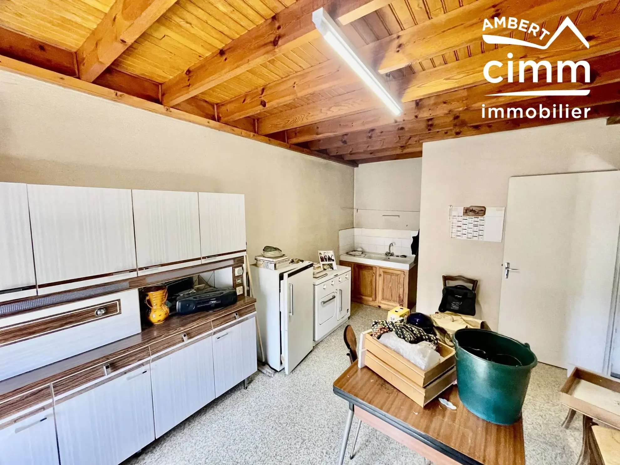 Charmante maison de ville à Saint-Anthème à vendre avec garage et potentiel de rénovation 