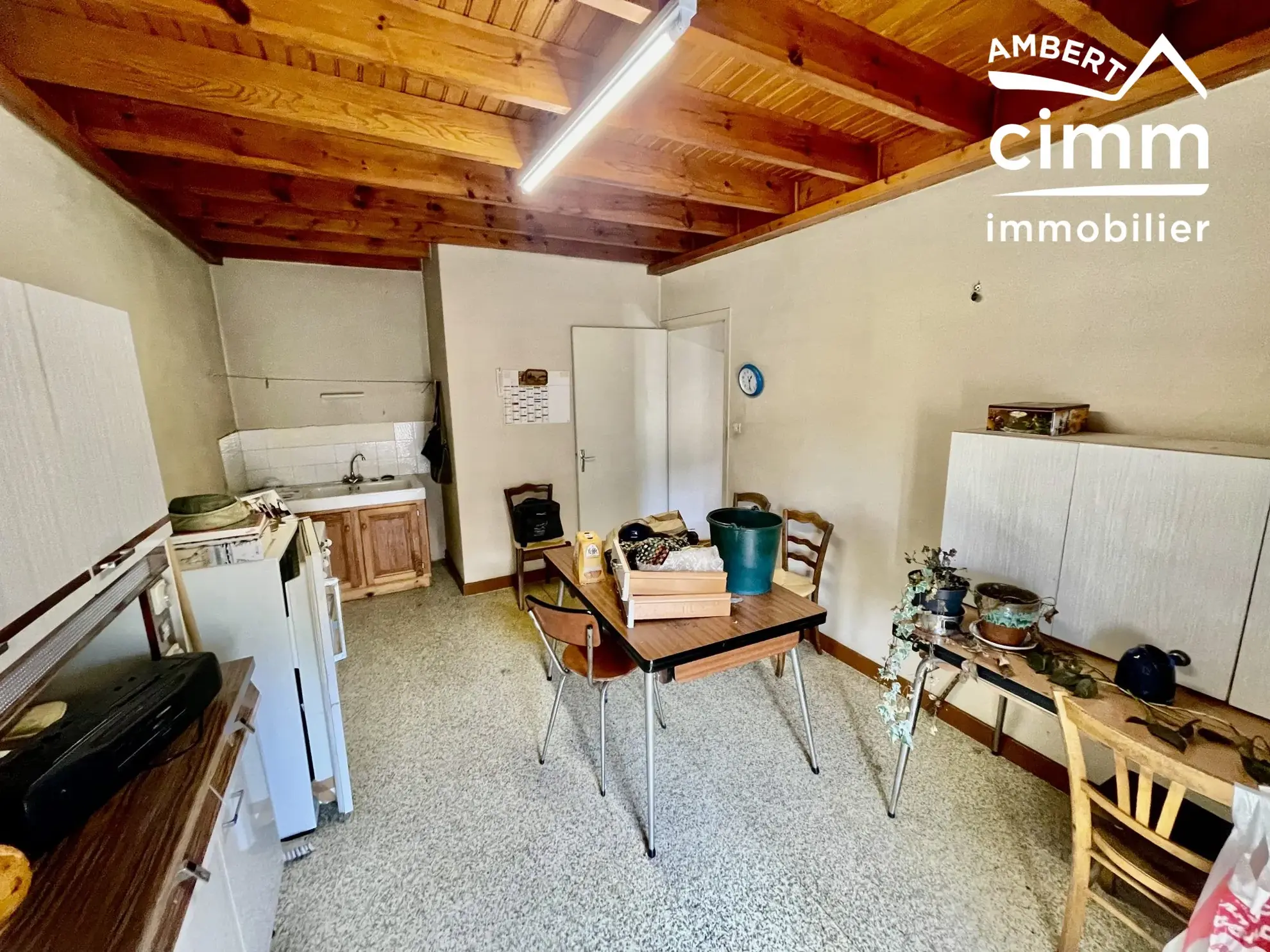 Charmante maison de ville à Saint-Anthème à vendre avec garage et potentiel de rénovation 