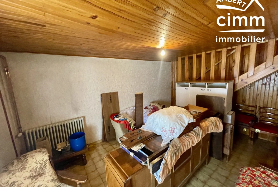 Charmante maison de ville à Saint-Anthème à vendre avec garage et potentiel de rénovation 
