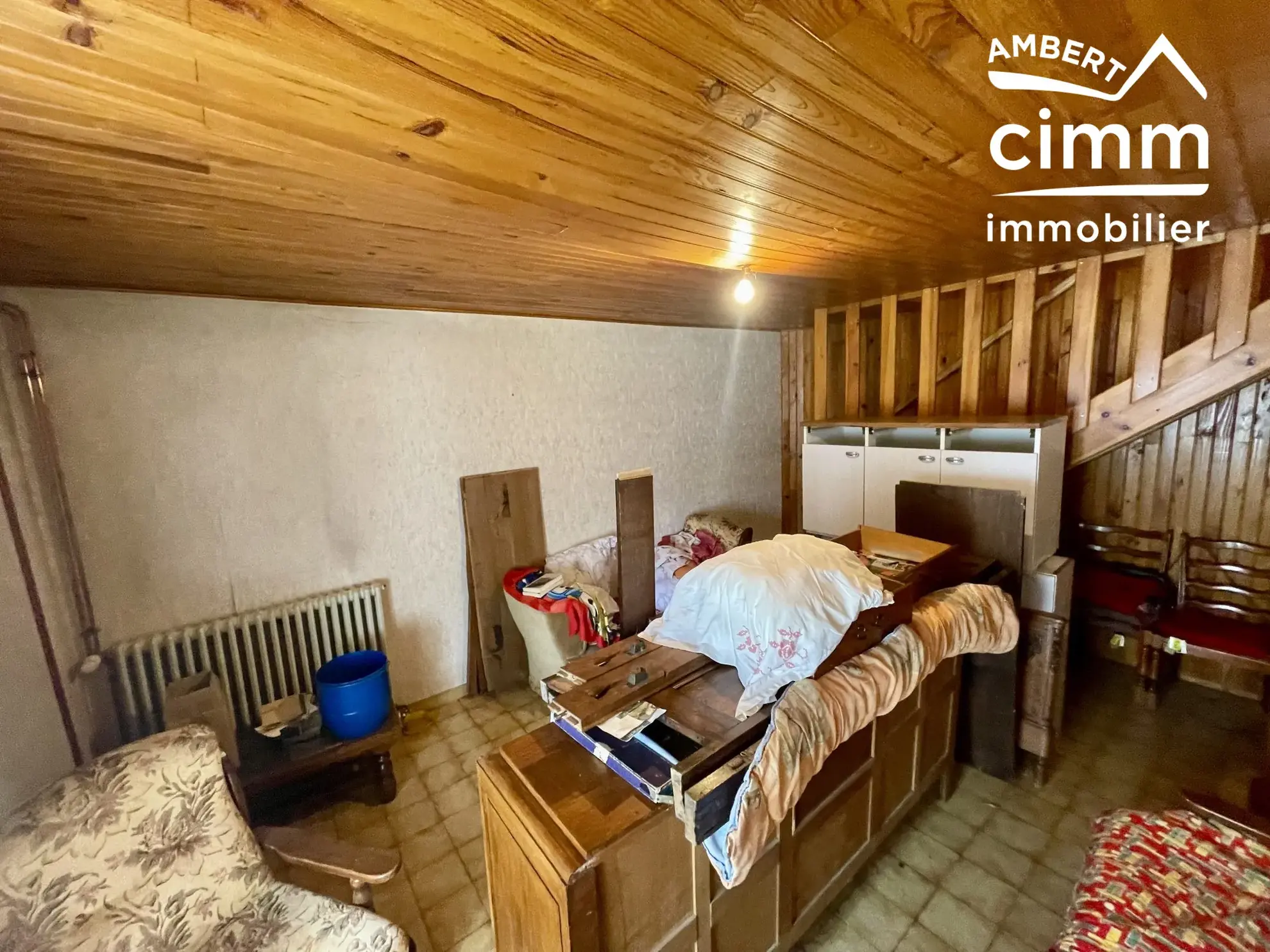 Charmante maison de ville à Saint-Anthème à vendre avec garage et potentiel de rénovation 