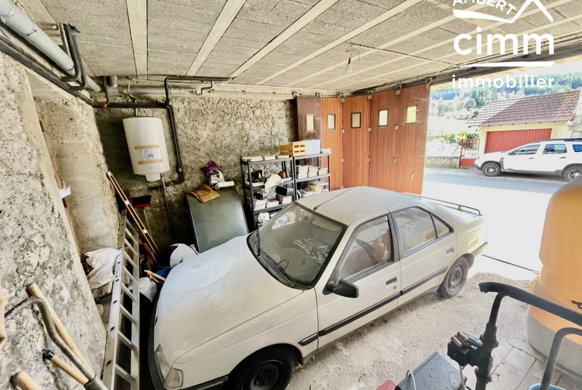 Charmante maison de ville à Saint-Anthème à vendre avec garage et potentiel de rénovation 