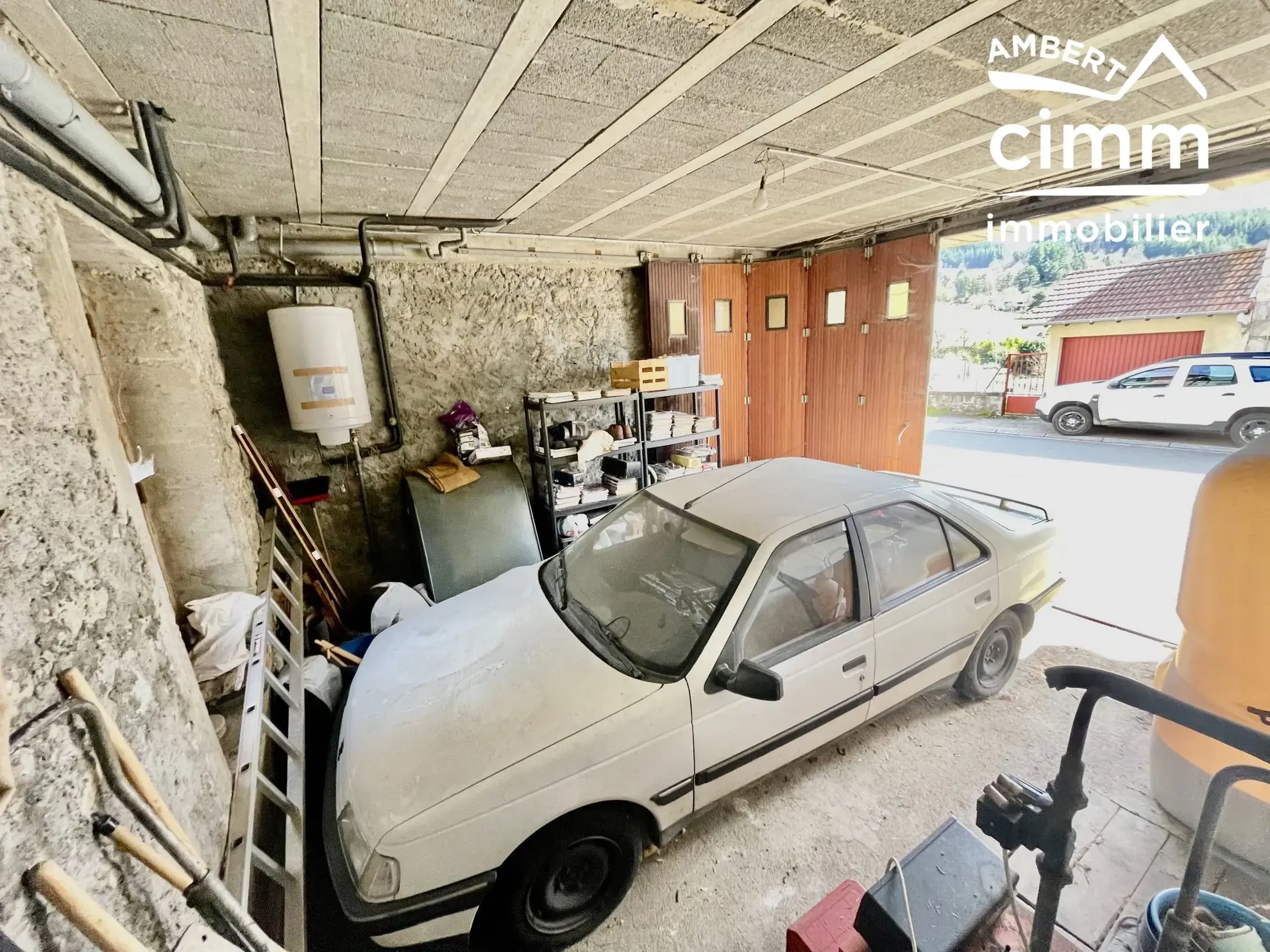 Charmante maison de ville à Saint-Anthème à vendre avec garage et potentiel de rénovation 