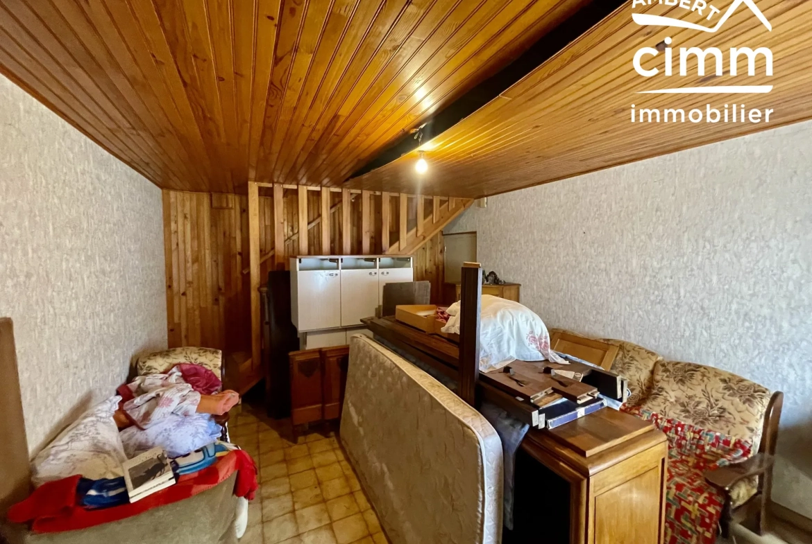 Charmante maison de ville à Saint-Anthème à vendre avec garage et potentiel de rénovation 