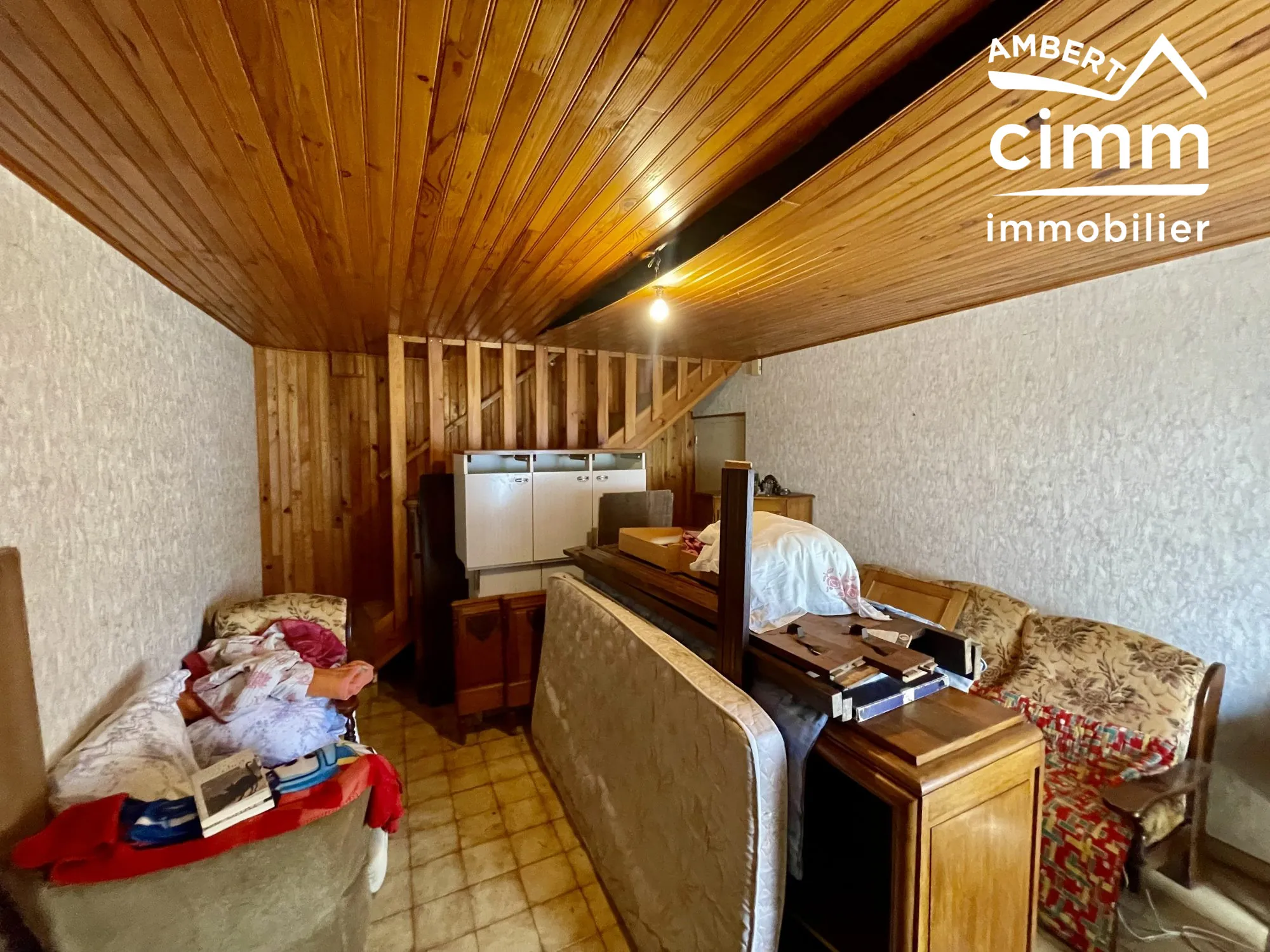 Charmante maison de ville à Saint-Anthème à vendre avec garage et potentiel de rénovation 