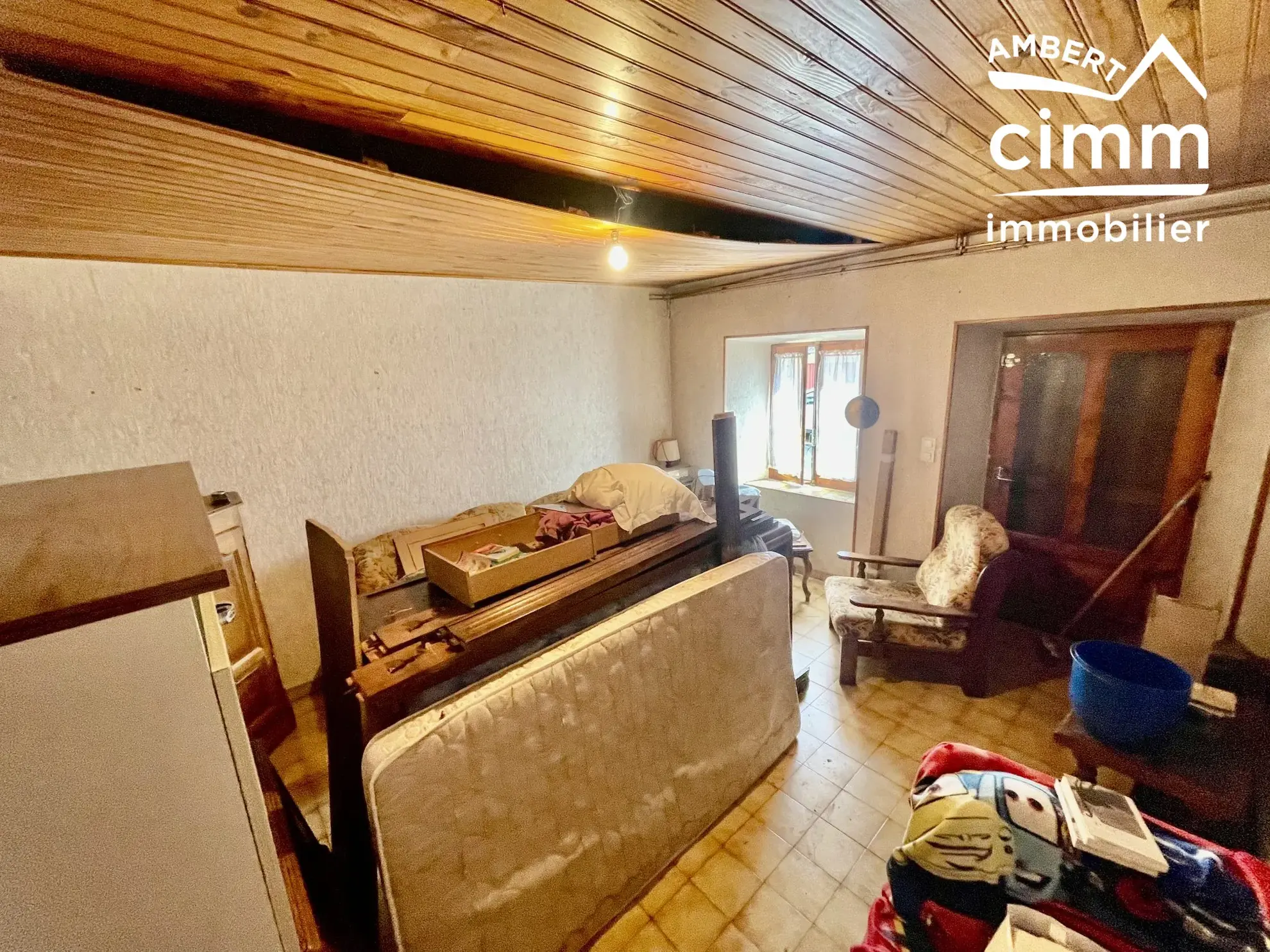 Charmante maison de ville à Saint-Anthème à vendre avec garage et potentiel de rénovation 