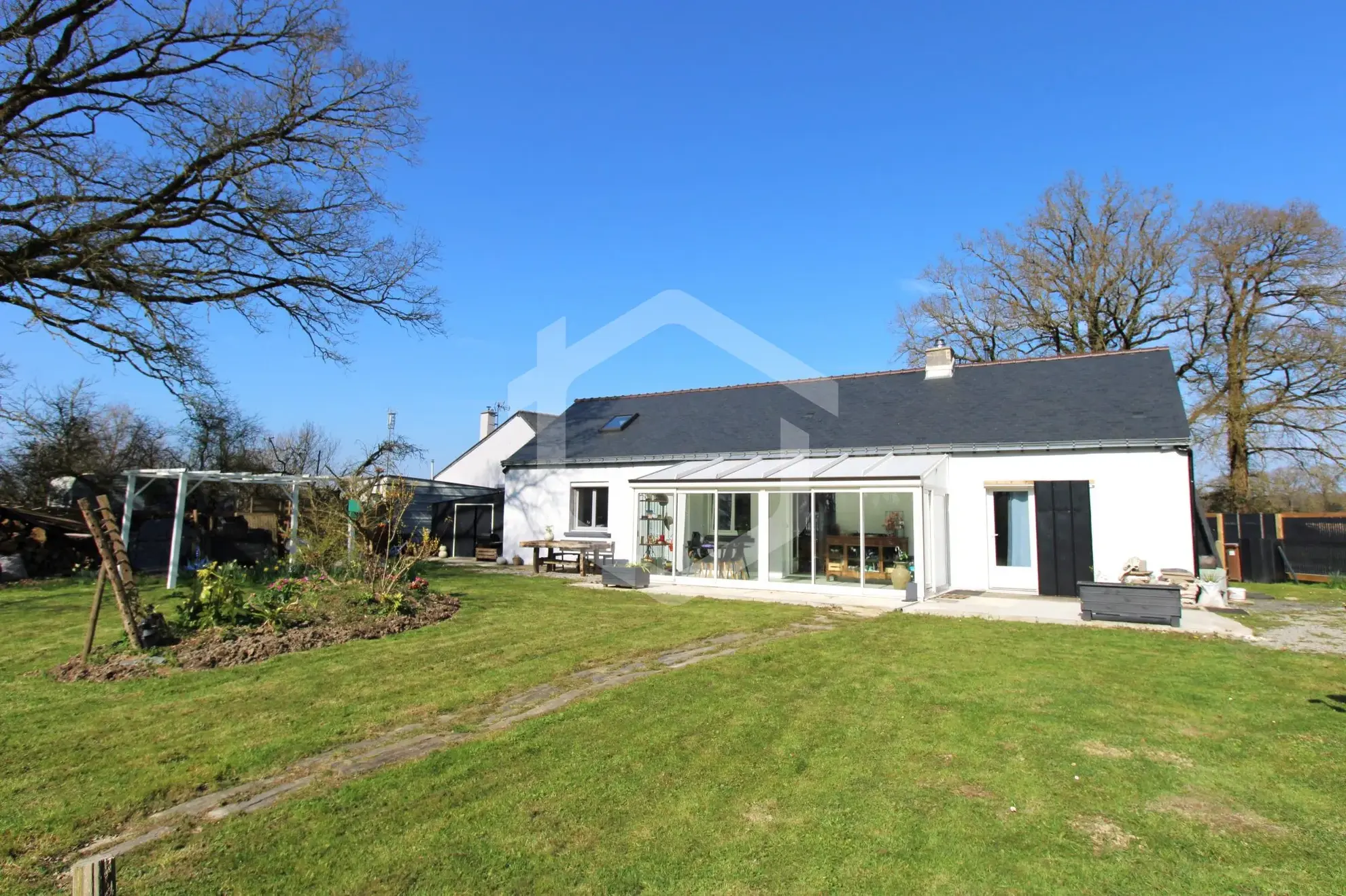 Maison de plain-pied rénovée de 86 m² avec jardin à Guémené-Penfao 