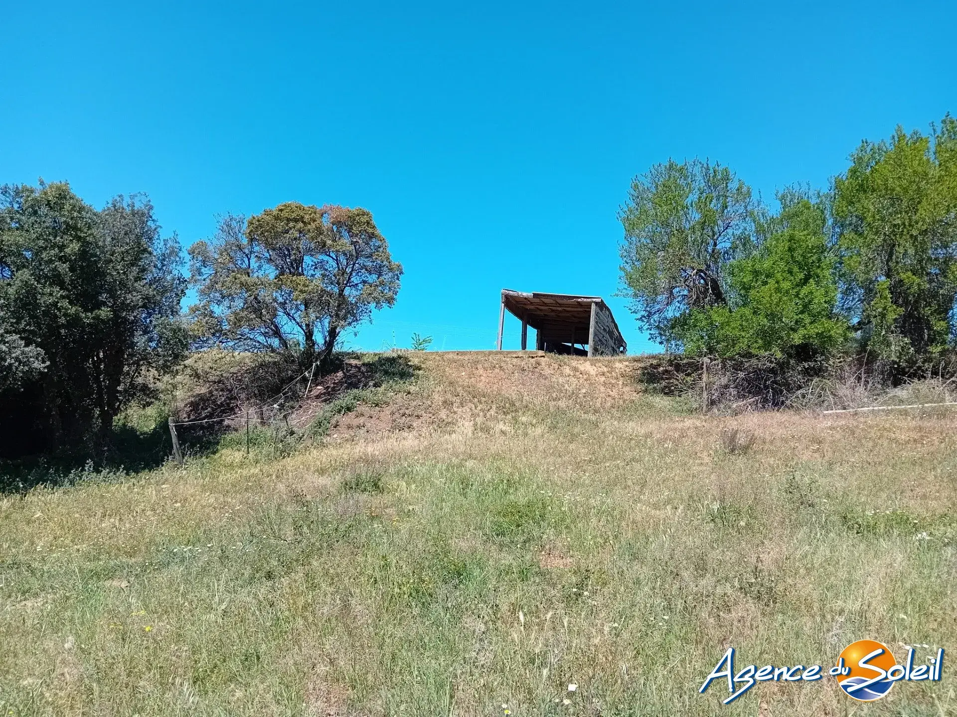 Terrain arboré non constructible à Paraza avec permis pour box, opportunité rare 