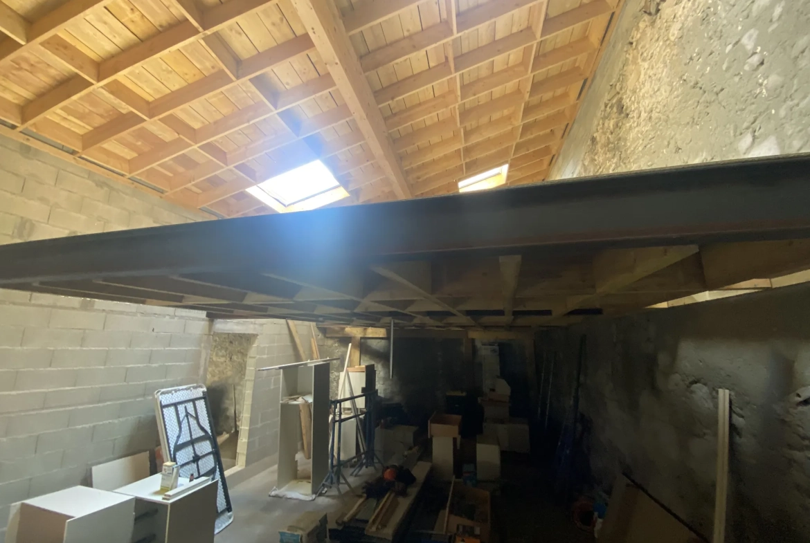 À vendre garage de 65 m² avec mezzanine au centre-ville de La Réole 