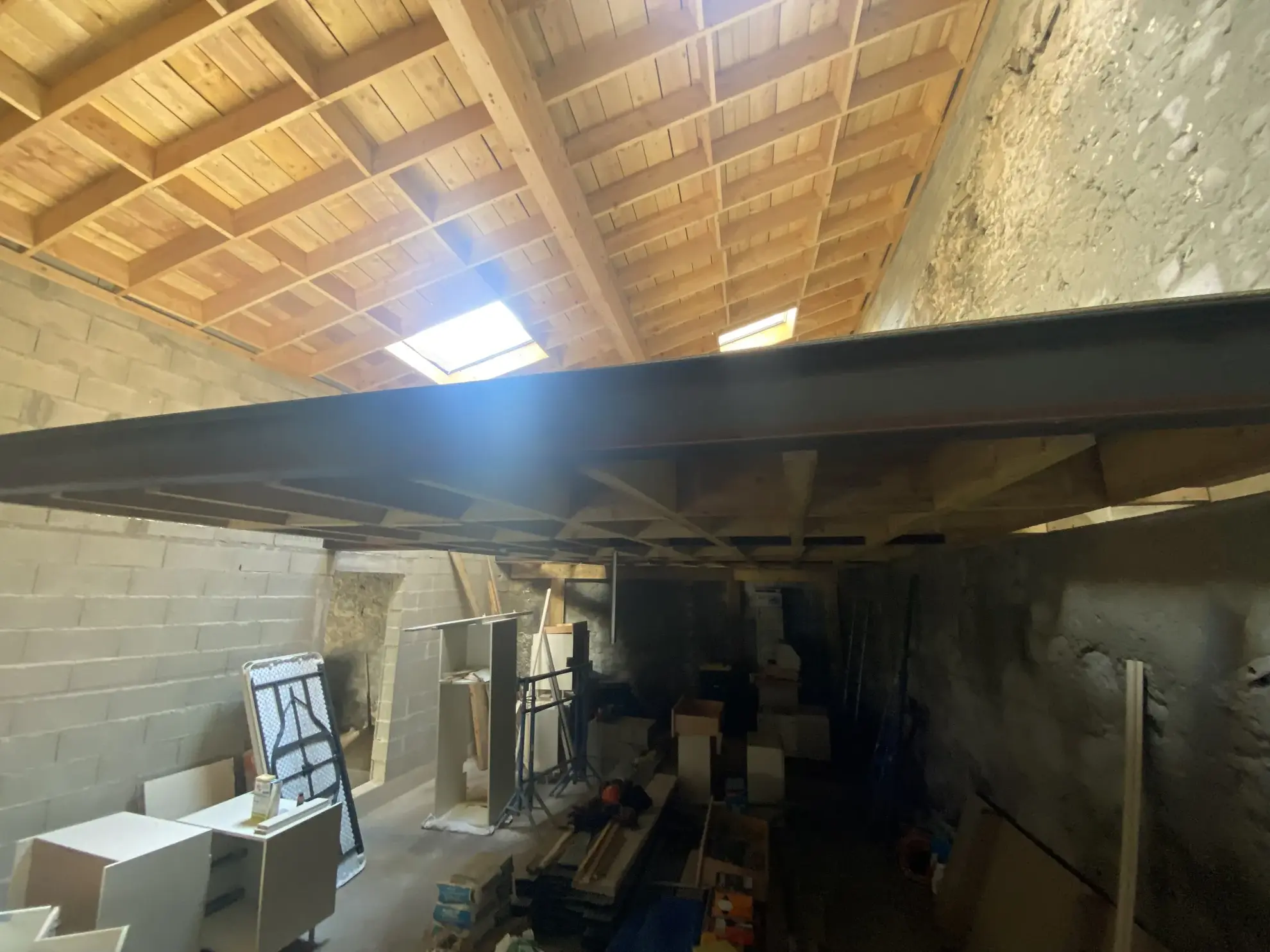 À vendre garage de 65 m² avec mezzanine au centre-ville de La Réole 