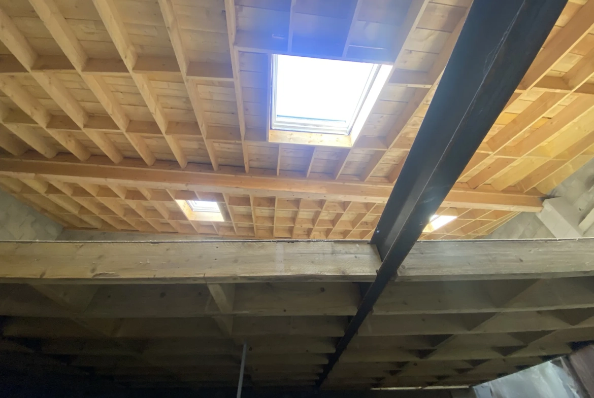 À vendre garage de 65 m² avec mezzanine au centre-ville de La Réole 
