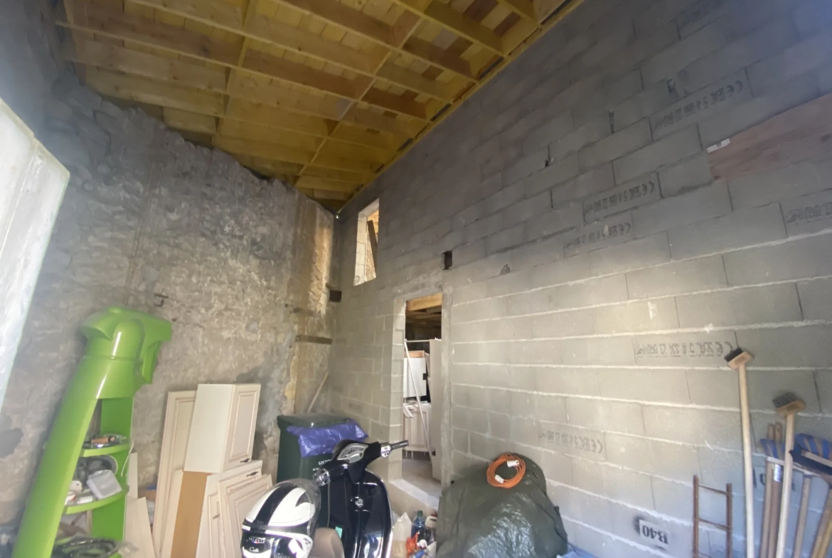 À vendre garage de 65 m² avec mezzanine au centre-ville de La Réole 