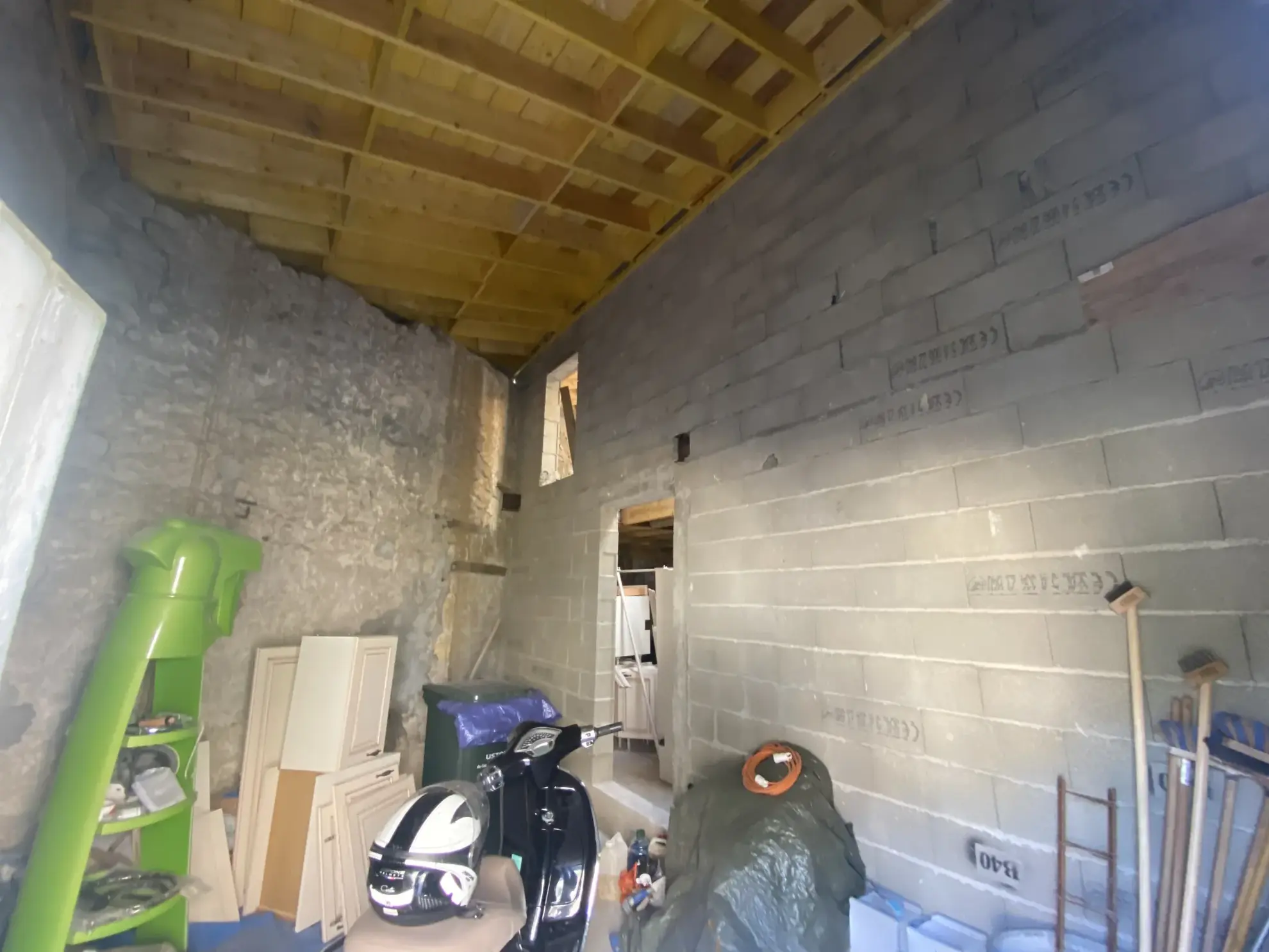 À vendre garage de 65 m² avec mezzanine au centre-ville de La Réole 