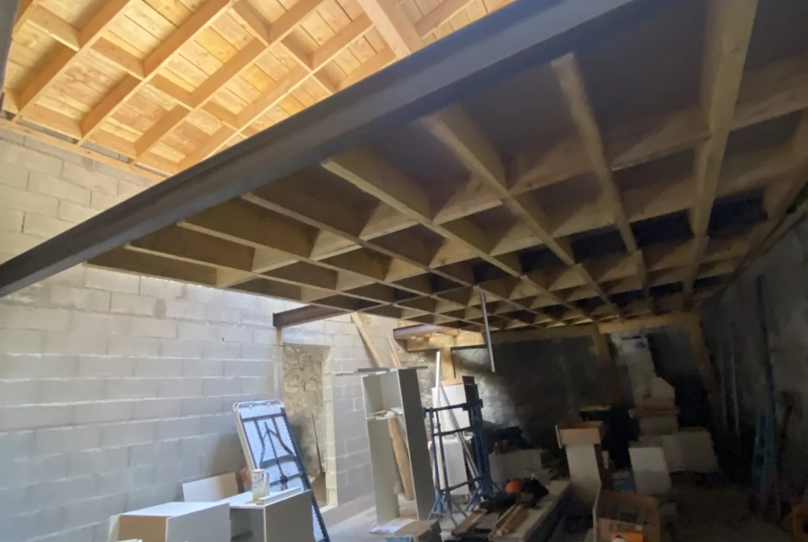 À vendre garage de 65 m² avec mezzanine au centre-ville de La Réole 