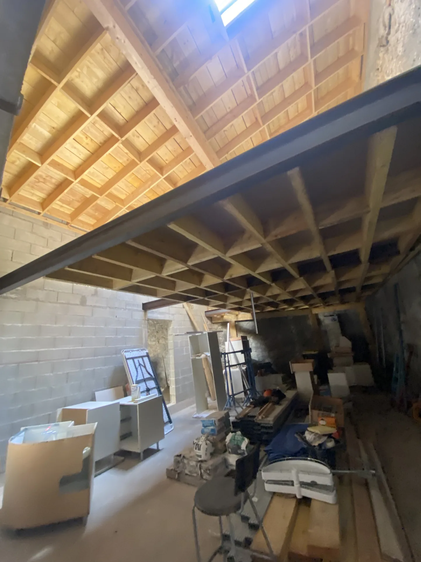 À vendre garage de 65 m² avec mezzanine au centre-ville de La Réole 