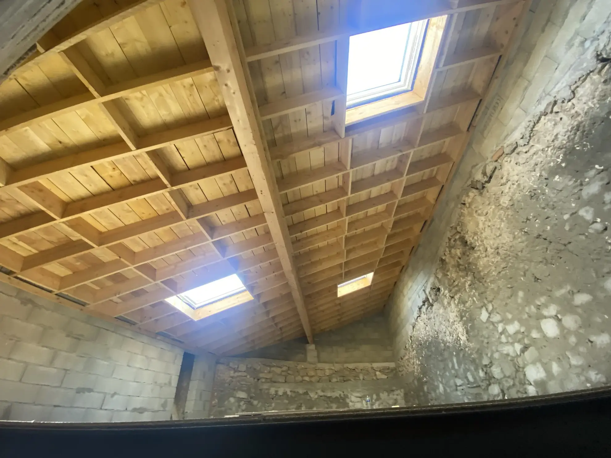 À vendre garage de 65 m² avec mezzanine au centre-ville de La Réole 
