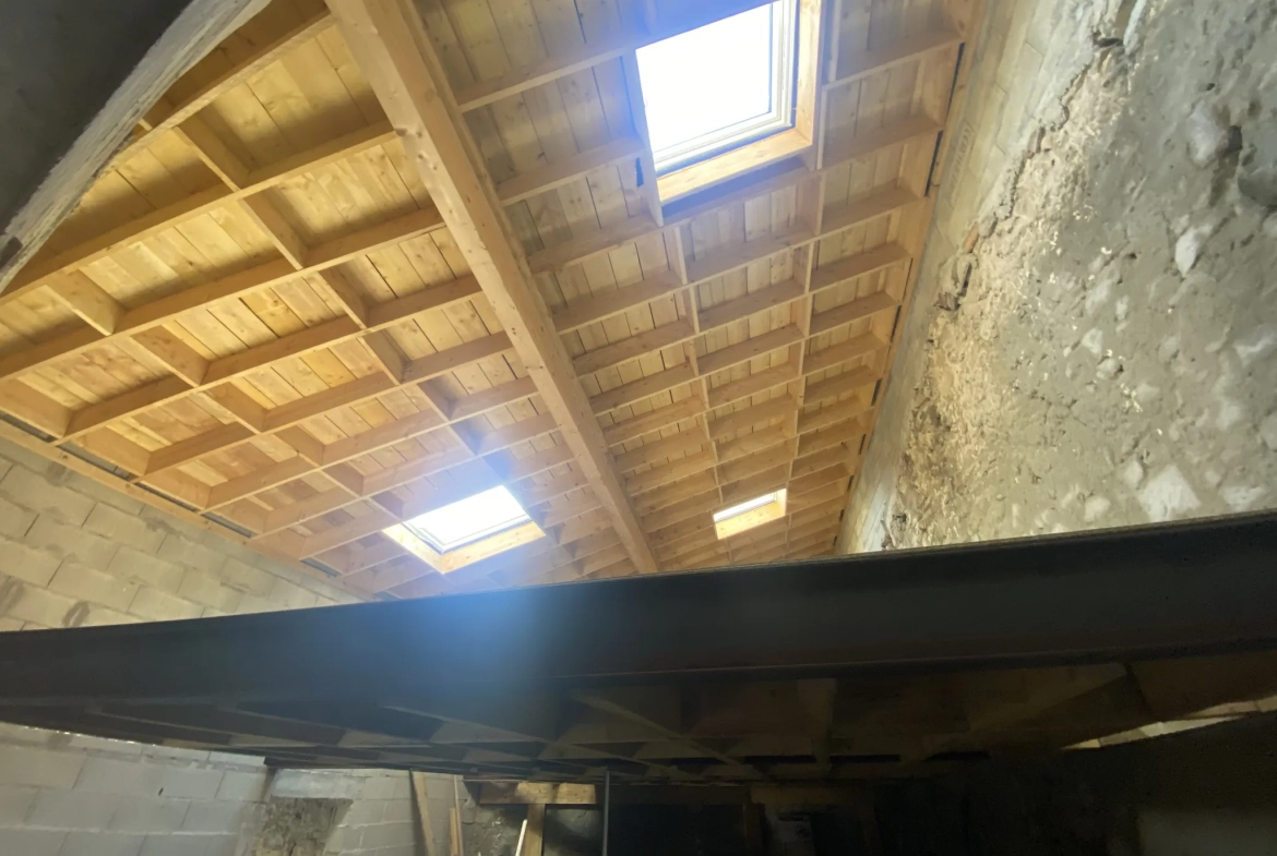 À vendre garage de 65 m² avec mezzanine au centre-ville de La Réole 