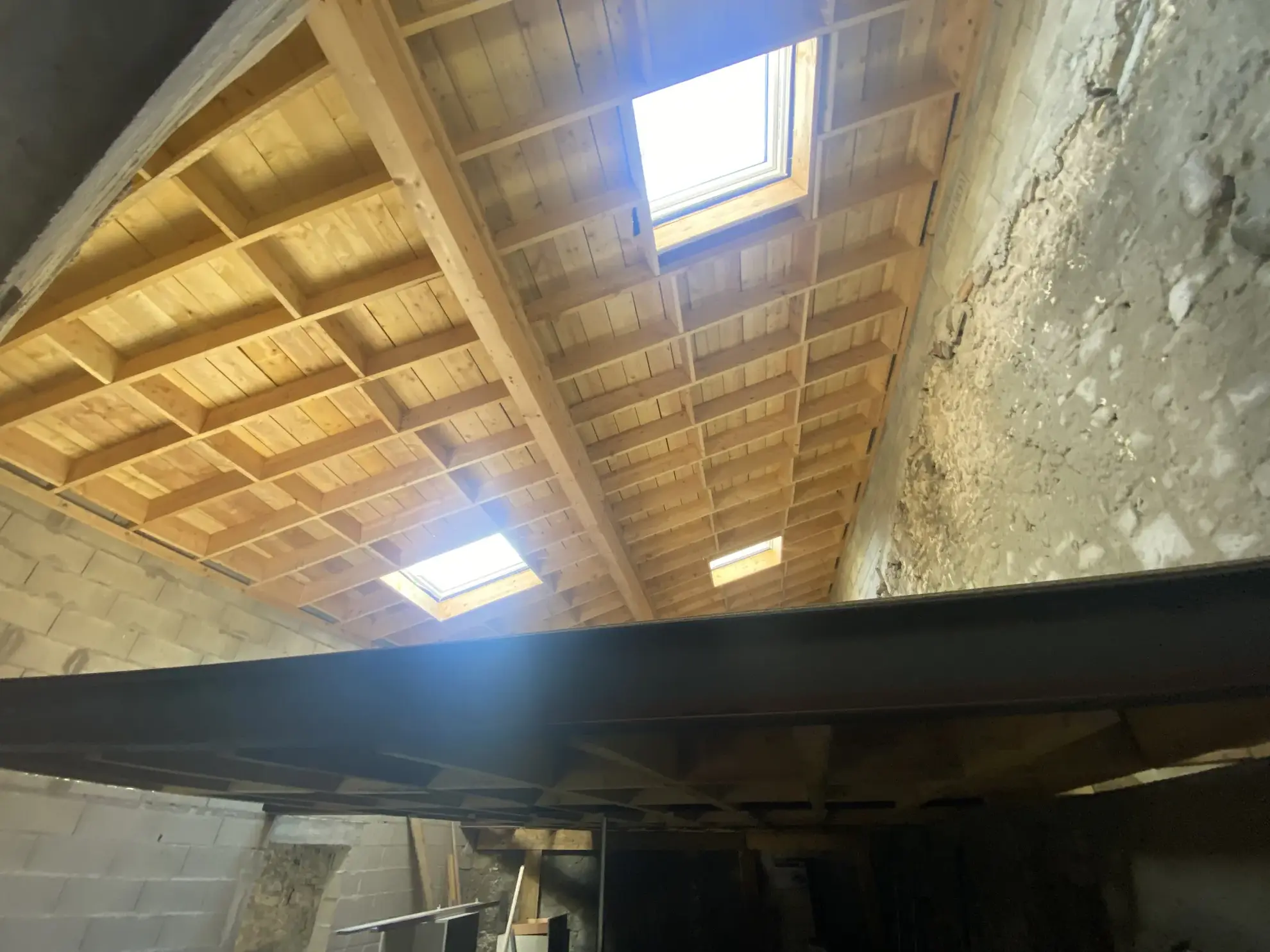 À vendre garage de 65 m² avec mezzanine au centre-ville de La Réole 