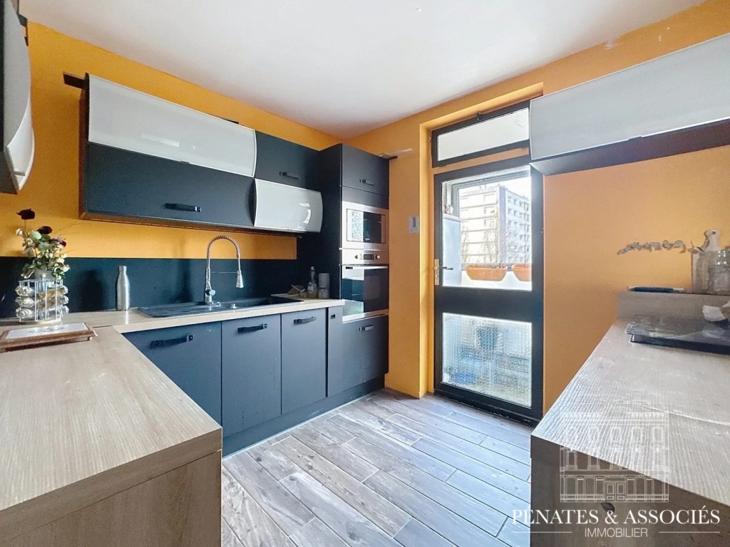 Appartement T5 de 83 m² à Mont-Saint-Aignan avec Balcons, Cave et Parking