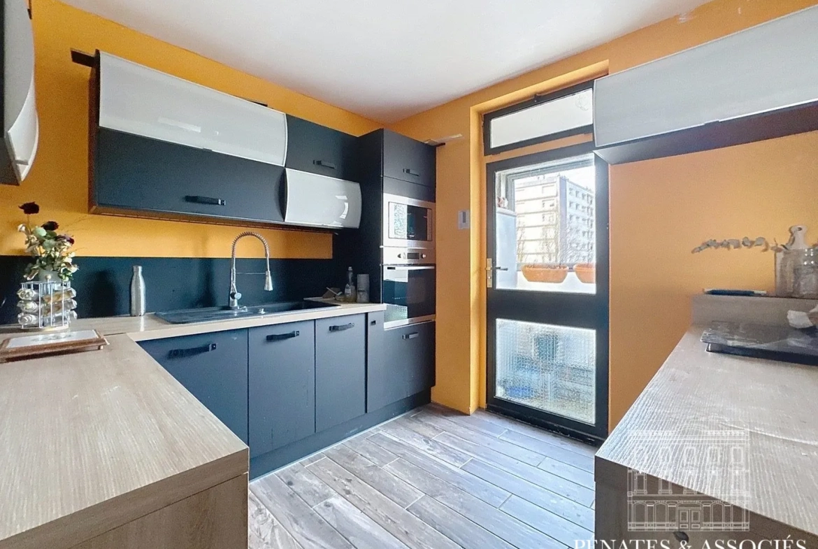 Appartement T5 de 83 m² à Mont-Saint-Aignan avec Balcons, Cave et Parking 