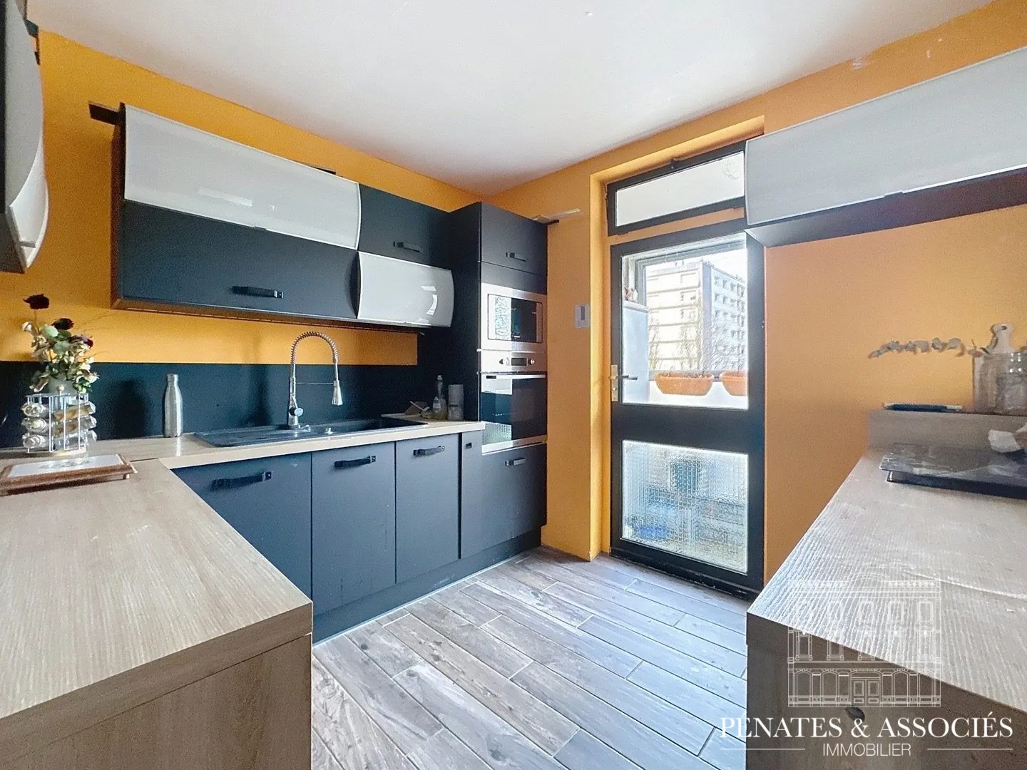 Appartement T5 de 83 m² à Mont-Saint-Aignan avec Balcons, Cave et Parking 