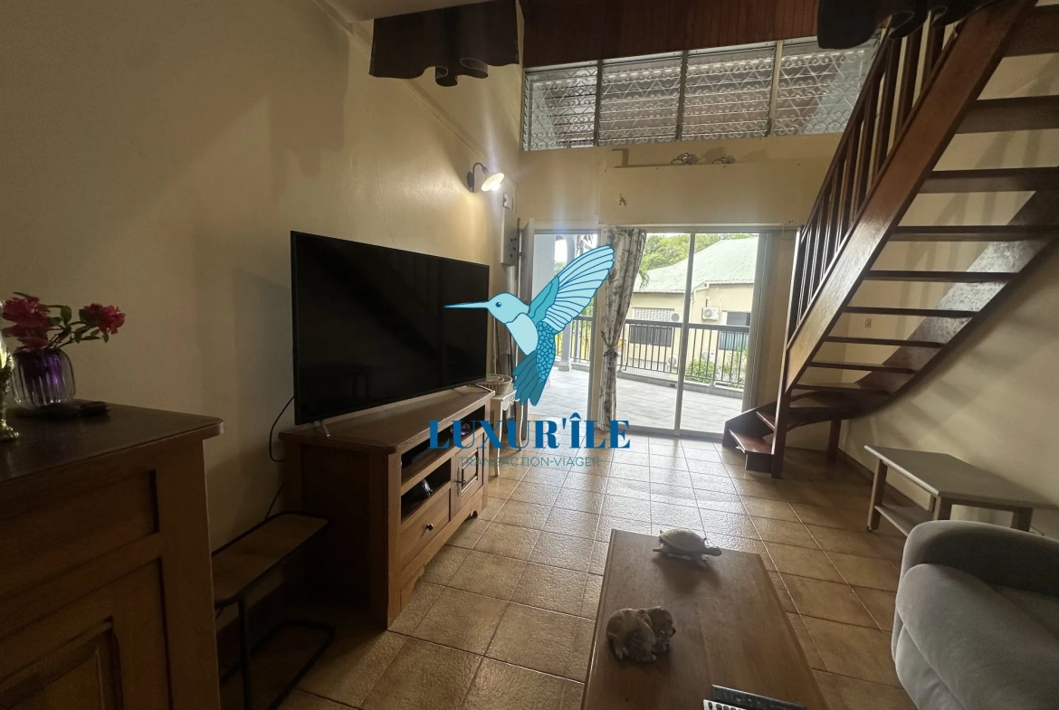 Appartement duplex à vendre à Le Gosier, secteur Bas-du-Fort, avec piscine et investissement idéal 