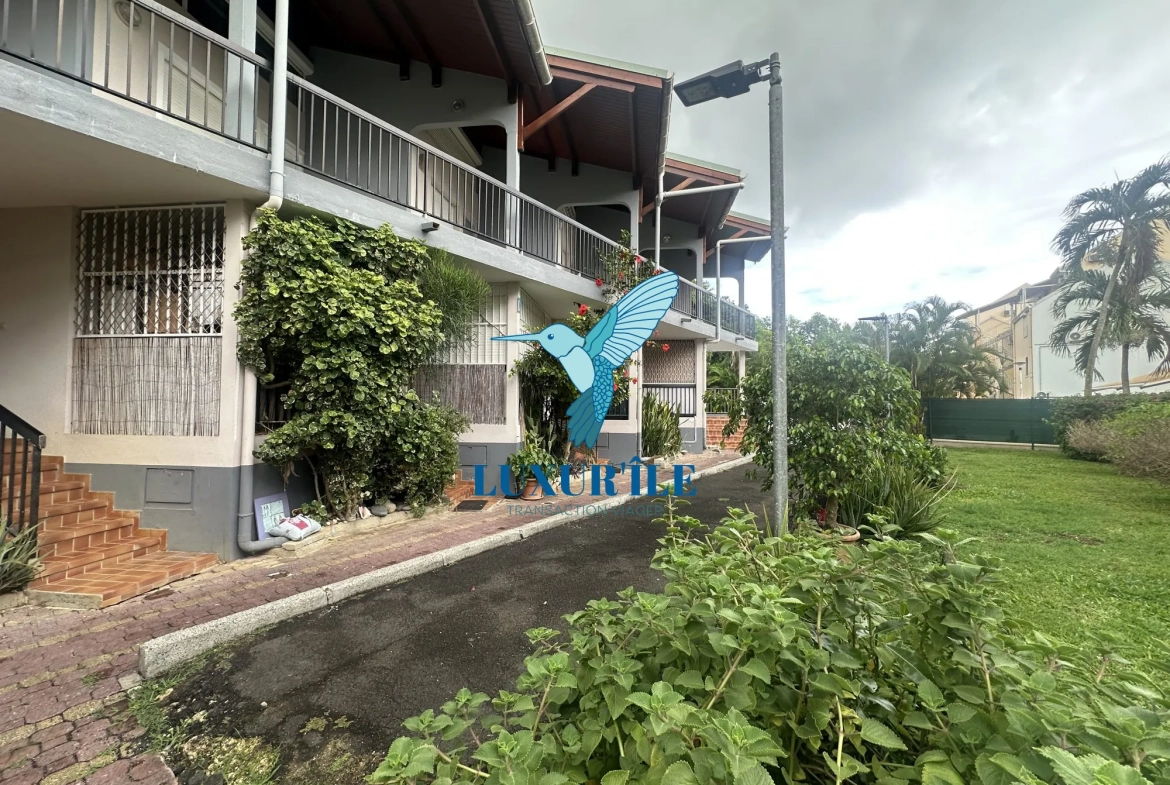 Appartement duplex à vendre à Le Gosier, secteur Bas-du-Fort, avec piscine et investissement idéal 