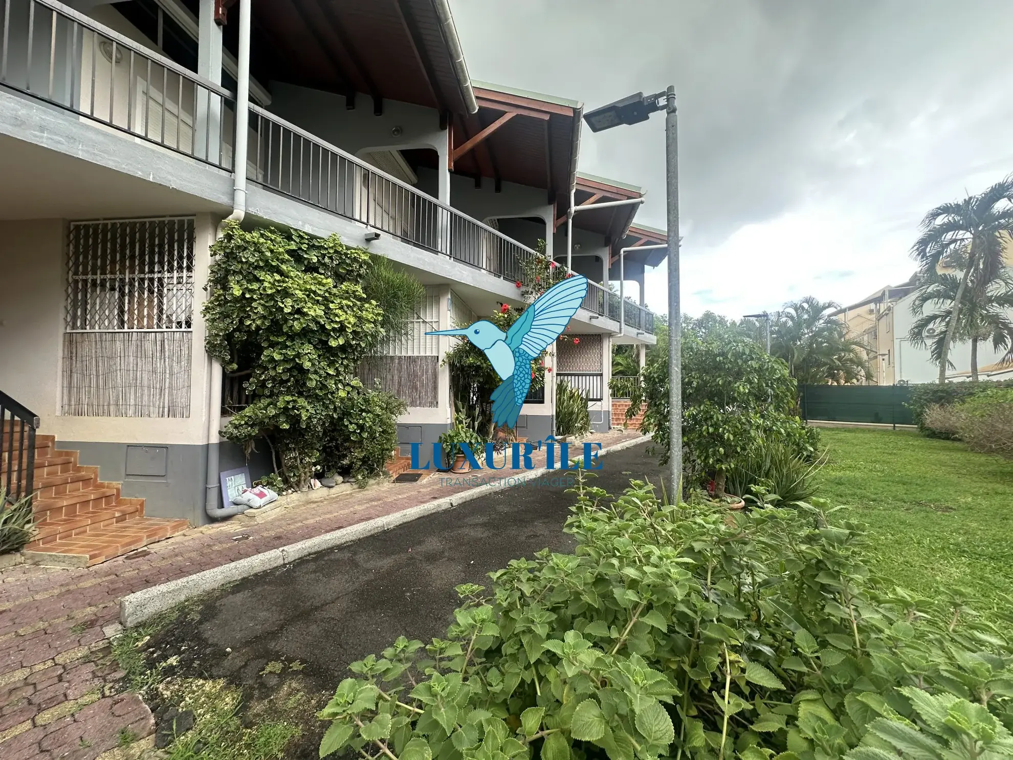 Appartement duplex à vendre à Le Gosier, secteur Bas-du-Fort, avec piscine et investissement idéal 