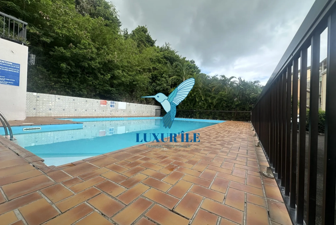 Appartement duplex à vendre à Le Gosier, secteur Bas-du-Fort, avec piscine et investissement idéal 
