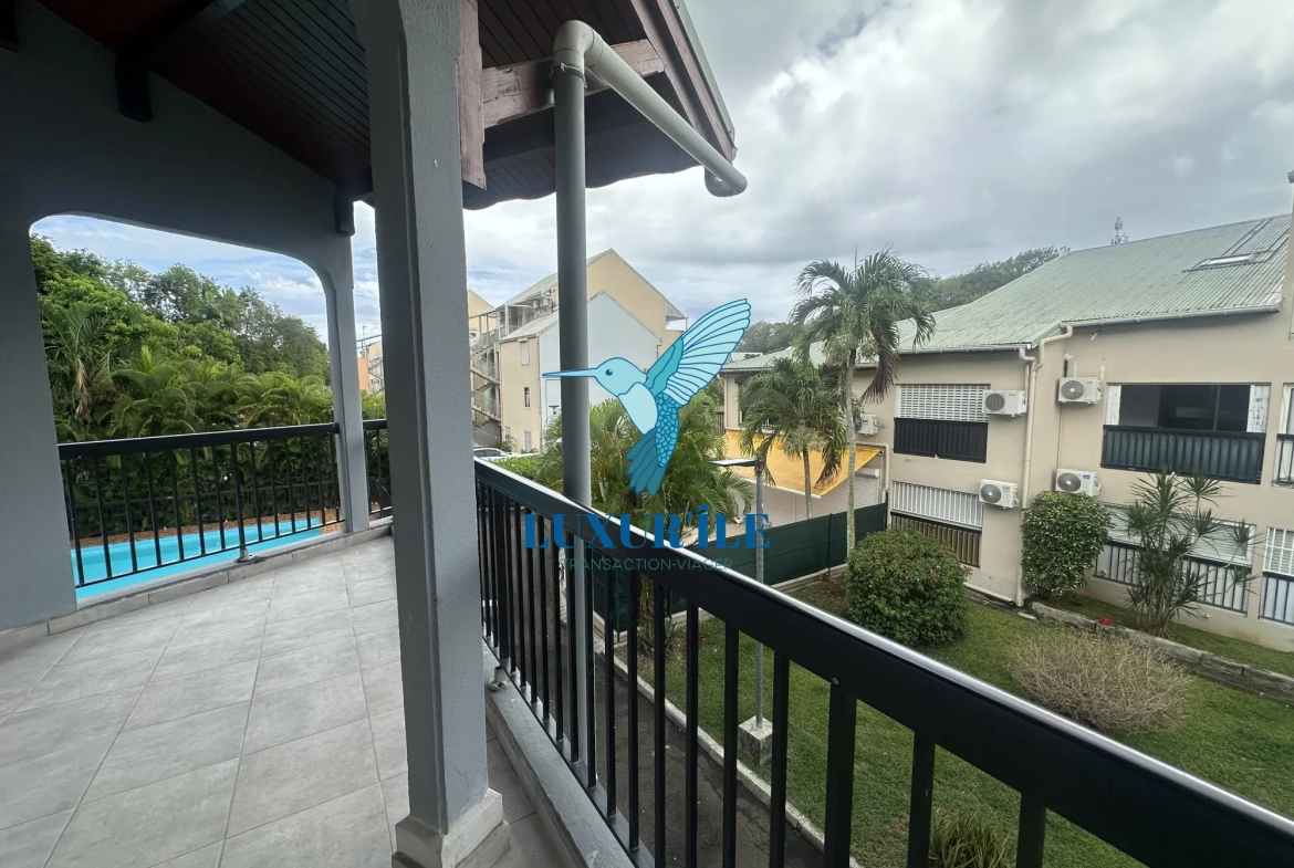 Appartement duplex à vendre à Le Gosier, secteur Bas-du-Fort, avec piscine et investissement idéal 