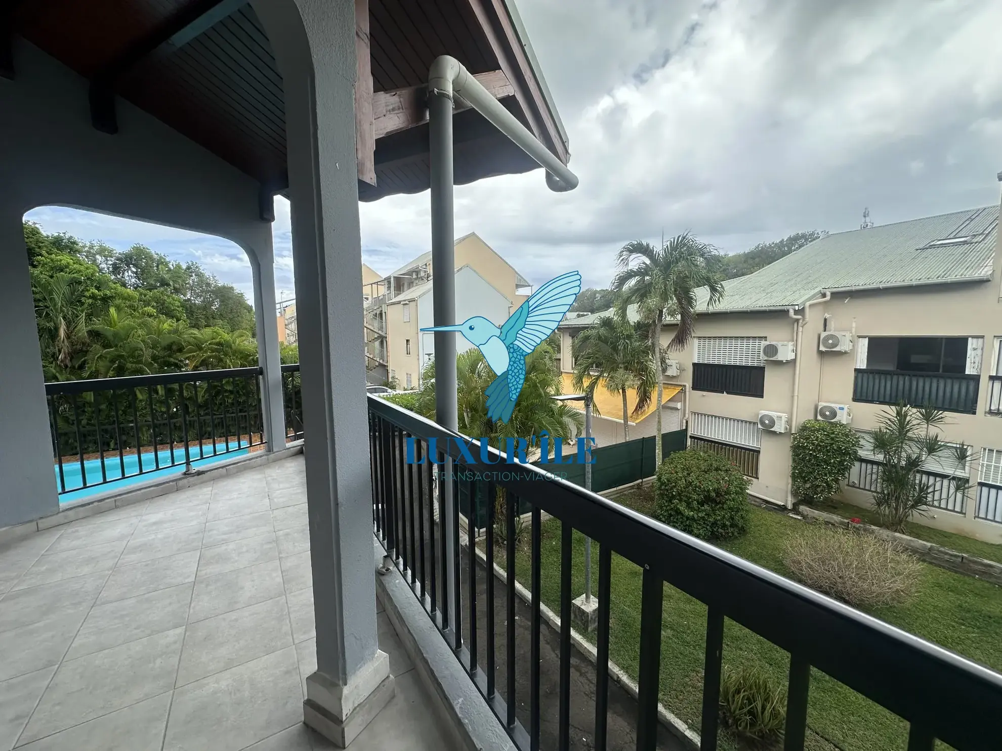 Appartement duplex à vendre à Le Gosier, secteur Bas-du-Fort, avec piscine et investissement idéal 