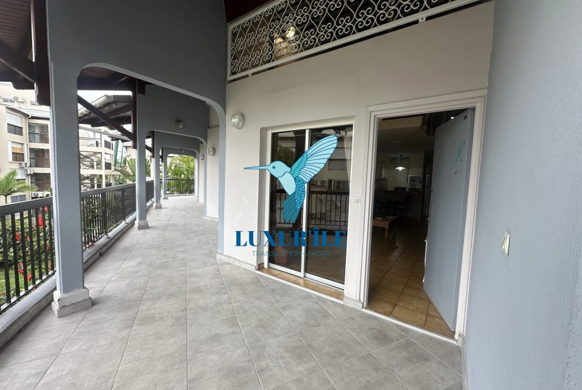 Appartement duplex à vendre à Le Gosier, secteur Bas-du-Fort, avec piscine et investissement idéal 