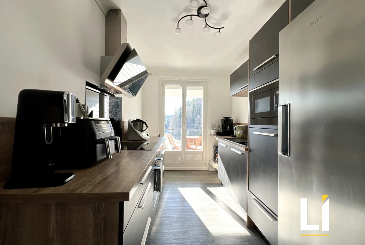 Appartement rénové avec balcon, garage et cave à Maîche – 76 m² 